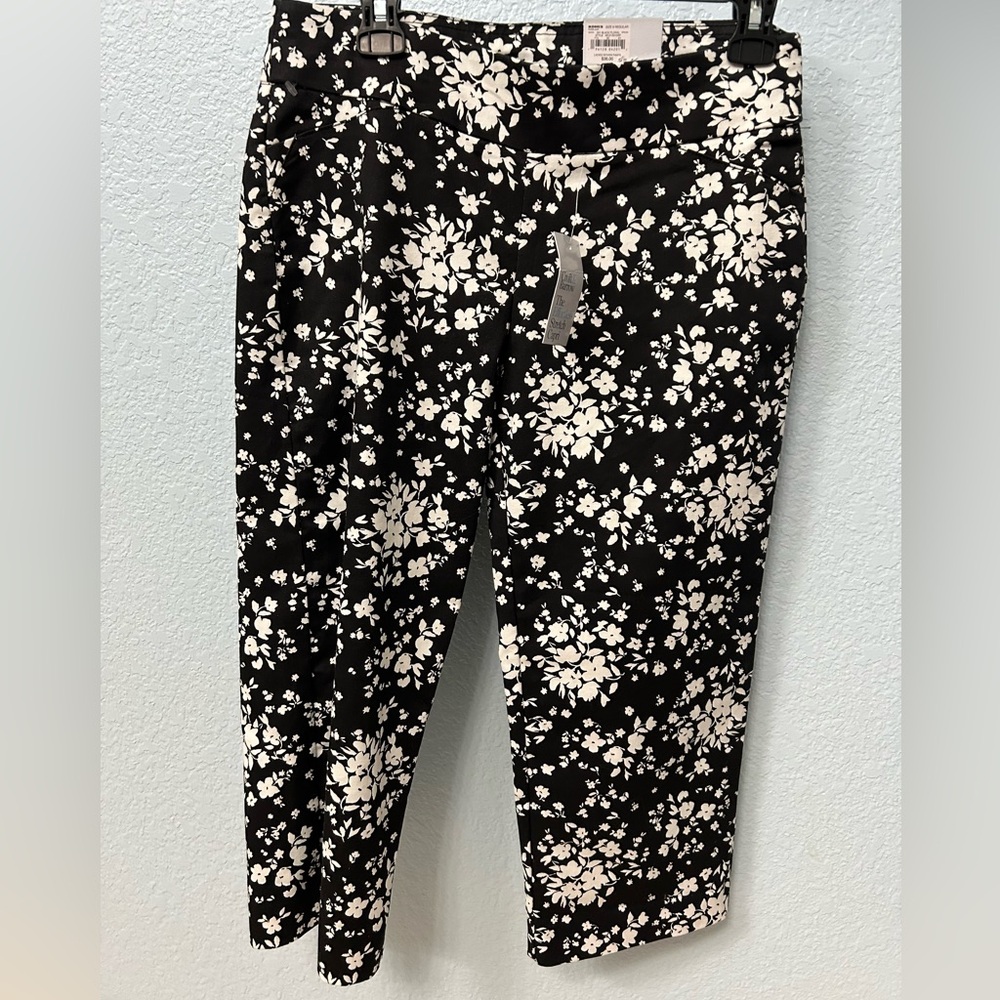 Croft & Barrow NWT Black & White Floral Capris, Size 6